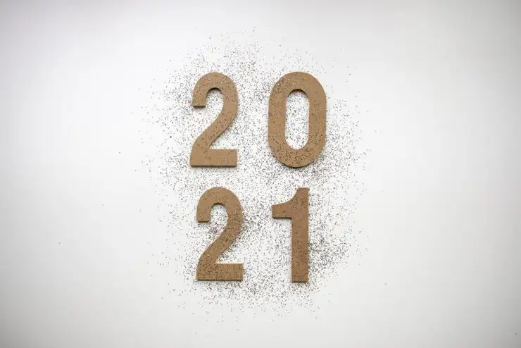 2021-wooden-numbers-with-glitter-740x494.webp